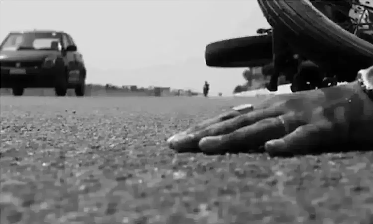 Raebareli: तेज रफ्तार ट्रक ने बाइक सवार दो युवकों को मारी टक्कर Raebareli: तेज रफ्तार ट्रक ने बाइक सवार दो युवकों को मारी टक्कर