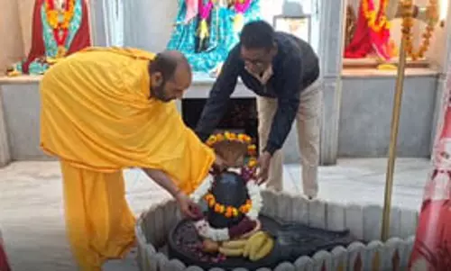 महाशिवरात्रि पर मंदिरों में शिव भक्तों का लगा मेला