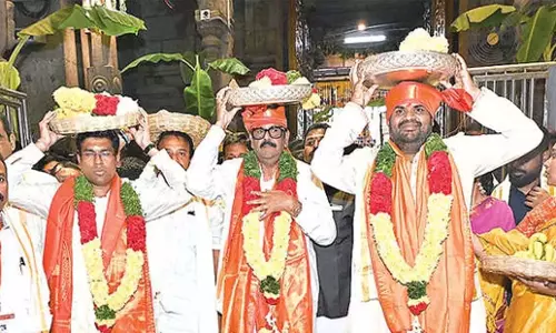 Andhra: श्रीकालहस्ती में विशाल महा शिवरात्रि उत्सव के लिए मंच तैयार
