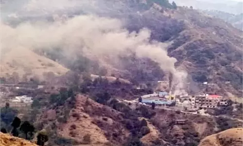 Solan: फोरलेन निर्माण कंपनी के हॉट मिक्सर प्लांट से निकला जहरीला धुआं Solan: फोरलेन निर्माण कंपनी के हॉट मिक्सर प्लांट से निकला जहरीला धुआं