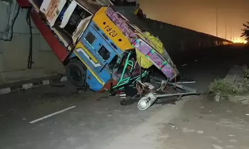 Odisha: टक्कर के बाद ट्रक पुल से नीचे गिरे, 2 ड्राइवर और हेल्पर की हालत गंभीर Odisha: टक्कर के बाद ट्रक पुल से नीचे गिरे, 2 ड्राइवर और हेल्पर की हालत गंभीर