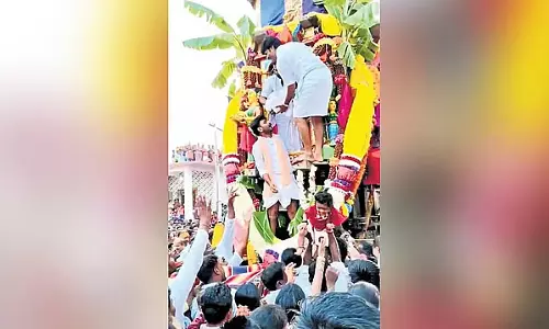 कोप्पल के कुछ हिस्सों में बच्चों को ऊंचाई से फेंकने की प्रथा आम है: स्वास्थ्य विशेषज्ञ चिंतित कोप्पल के कुछ हिस्सों में बच्चों को ऊंचाई से फेंकने की प्रथा आम है: स्वास्थ्य विशेषज्ञ चिंतित
