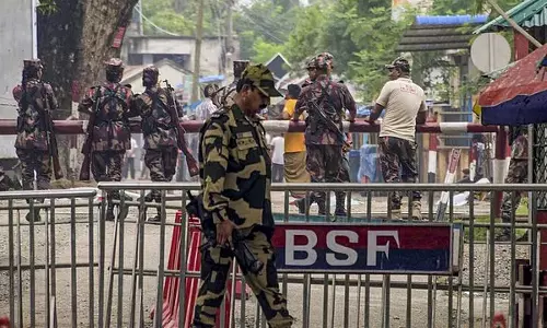 Punjab : बीएसएफ ने सीमा पर पाकिस्तानी घुसपैठिए को मार गिराया Punjab : बीएसएफ ने सीमा पर पाकिस्तानी घुसपैठिए को मार गिराया
