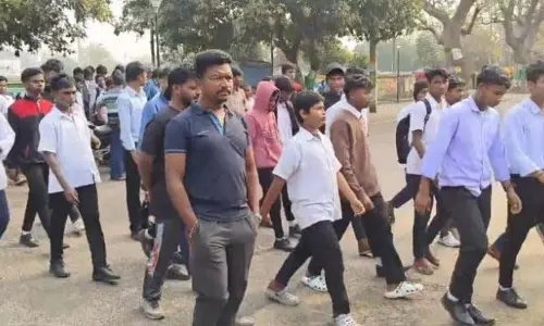 ओडिशा: 100 से अधिक आदिवासी छात्र अपनी दुर्दशा की ओर ध्यान आकर्षित करने के लिए विरोध प्रदर्शन किये ओडिशा: 100 से अधिक आदिवासी छात्र अपनी दुर्दशा की ओर ध्यान आकर्षित करने के लिए विरोध प्रदर्शन किये