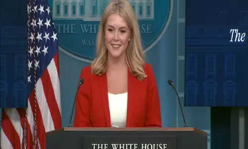 White House प्रेस सचिव ने एपी को व्हाइट हाउस के कार्यक्रमों तक पहुंच से वंचित करने के संघीय न्यायाधीश के फैसले का समर्थन किया White House प्रेस सचिव ने एपी को व्हाइट हाउस के कार्यक्रमों तक पहुंच से वंचित करने के संघीय न्यायाधीश के फैसले का समर्थन किया