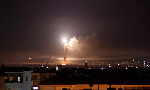 Israel ने सीरिया में सैन्य ठिकानों और हथियार भंडारण स्थलों पर हमला किया Israel ने सीरिया में सैन्य ठिकानों और हथियार भंडारण स्थलों पर हमला किया