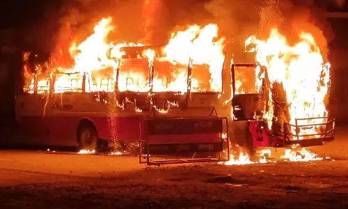 Lakhimpur Kheri: बस स्टैंड पर खड़ी दो बसों में लगी आग, फायर बिग्रेड ने पाया काबू