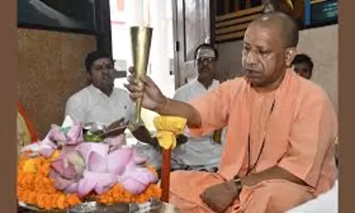 Gorakhpur:  मानसरोवर मंदिर में सीएम योगी ने  बाबा भोलेनाथ का किया जलाभिषेक