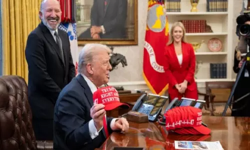 Trump ने धनी विदेशियों के लिए गोल्ड कार्ड कार्यक्रम की घोषणा की Trump ने धनी विदेशियों के लिए गोल्ड कार्ड कार्यक्रम की घोषणा की