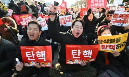 South Korea: युनाइटेड किंगडम ने अपने अंतिम महाधिवेशन के बीच विरोध प्रदर्शन तेज कर दिया South Korea: युनाइटेड किंगडम ने अपने अंतिम महाधिवेशन के बीच विरोध प्रदर्शन तेज कर दिया