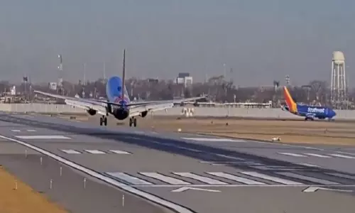 शिकागो मिडवे Airport पर साउथवेस्ट विमान लगभग एक निजी जेट से टकरा गया