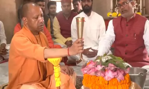सीएम योगी ने Gorakhnath मंदिर में पूजा-अर्चना की