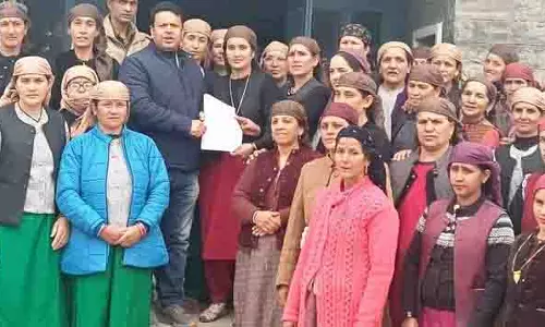 Dodra Kwar की महिलाओं ने बढ़ती नशीली दवाओं की समस्या के खिलाफ रैली निकाली