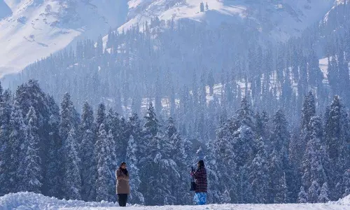 घाटी के ऊंचे इलाकों में ताजा बर्फबारी, Srinagar में बारिश घाटी के ऊंचे इलाकों में ताजा बर्फबारी, Srinagar में बारिश