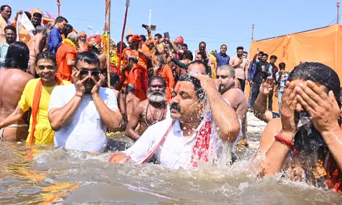 राजिम कुंभ में गृहमंत्री विजय शर्मा ने किया शाही स्नान