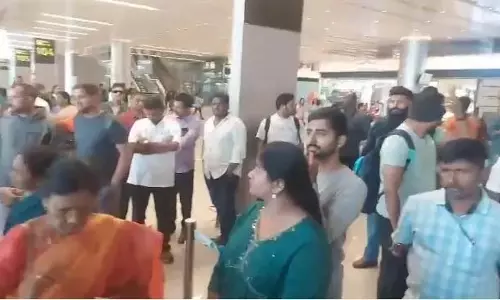 Telangana: प्रयागराज पहुंचने के लिए उड़ान नहीं भर पाने के कारण यात्री घंटों तक फंसे रहे