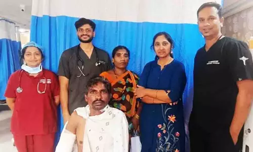 Hospital Staff और दो कांस्टेबलों ने मिलकर गंभीर मरीज की जान बचाई Hospital Staff और दो कांस्टेबलों ने मिलकर गंभीर मरीज की जान बचाई