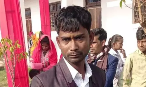UP: दूल्हे ने दुल्हन की सहेली को पहनाई वरमाला, शादी वाले घर में कोहराम, थप्पड़, शादी रद्द UP: दूल्हे ने दुल्हन की सहेली को पहनाई वरमाला, शादी वाले घर में कोहराम, थप्पड़, शादी रद्द