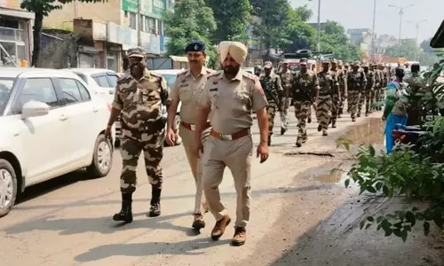 Haryana : कुरुक्षेत्र पुलिस ने निकाला फ्लैग मार्च Haryana : कुरुक्षेत्र पुलिस ने निकाला फ्लैग मार्च