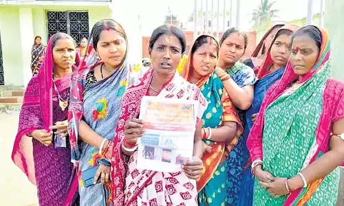 Odisha: अभिभावकों ने स्कूल में प्रवेश पर प्रतिबंध का विरोध किया Odisha: अभिभावकों ने स्कूल में प्रवेश पर प्रतिबंध का विरोध किया