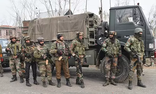 Kashmir : राजौरी में आतंकियों ने सेना के वाहन पर की गोलीबारी