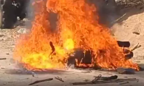 दो समुदायों के बीच हिंसक झड़प, झंडा लगाने पर बढ़ा विवाद दो समुदायों के बीच हिंसक झड़प, झंडा लगाने पर बढ़ा विवाद