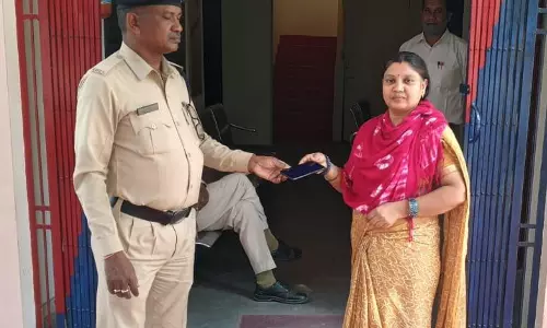 गुम मोबाईल के मिलने से मोबाईल धारकों की चेहरे में आई खुशी, पुलिस का धन्यवाद किया गुम मोबाईल के मिलने से मोबाईल धारकों की चेहरे में आई खुशी, पुलिस का धन्यवाद किया