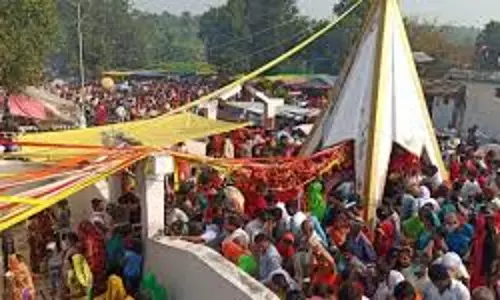 Sidhi: बढ़ौरा मंदिर में उमड़ी श्रद्धालुओं की भीड़ Sidhi: बढ़ौरा मंदिर में उमड़ी श्रद्धालुओं की भीड़