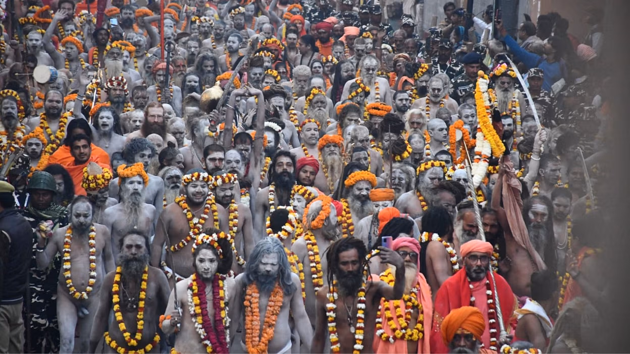 Varanasi: महाशिवरात्रि पर काशी में हर-हर महादेव के जयकारों से गूंज उठी गलियां Varanasi: महाशिवरात्रि पर काशी में हर-हर महादेव के जयकारों से गूंज उठी गलियां