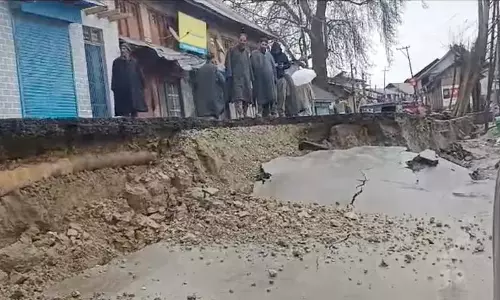 Kashmir के हाजिन में सड़क ढहने के बाद लोग अभी भी दहशत में