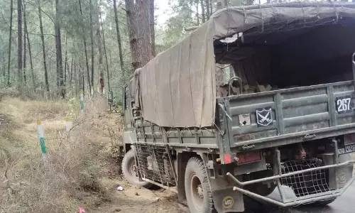 Rajouri में नियंत्रण रेखा के पास सेना के वाहन पर आतंकवादियों ने गोलीबारी की