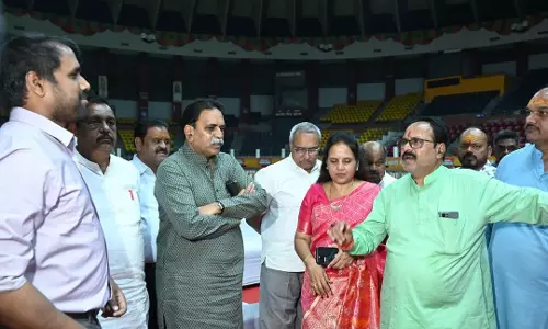 इंडोर स्टेडियम पहुंची मेयर मीनल चौबे