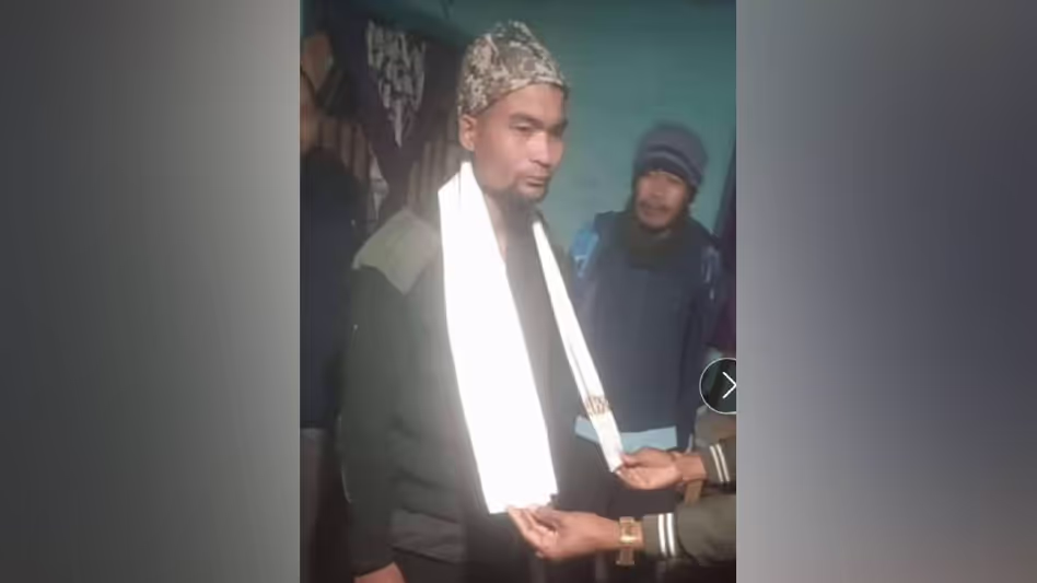 Assam : उल्फा (आई) कैडर अरुणजय बोरा ने तिनसुकिया पुलिस के सामने आत्मसमर्पण कर दिया