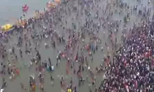 Maha Kumbh के आखिरी दिन त्रिवेणी संगम पर श्रद्धालुओं की भीड़ उमड़ पड़ी