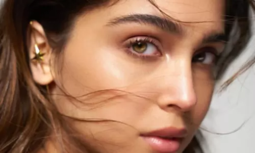 Sharvari ने क्रोइसैन खाने को देसी ट्विस्ट दिया Sharvari ने क्रोइसैन खाने को देसी ट्विस्ट दिया