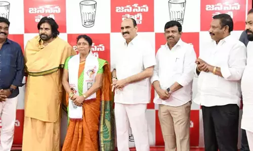Janasena : वाईएसआरसीपी के 25 नगरसेवक जनसेना में शामिल हुए Janasena : वाईएसआरसीपी के 25 नगरसेवक जनसेना में शामिल हुए