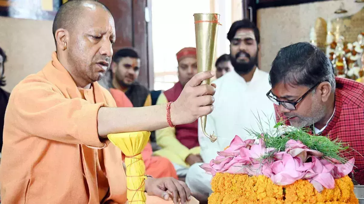 Gorakhpur: सीएम योगी ने महाशिवरात्रि पर किया रुद्राभिषेक