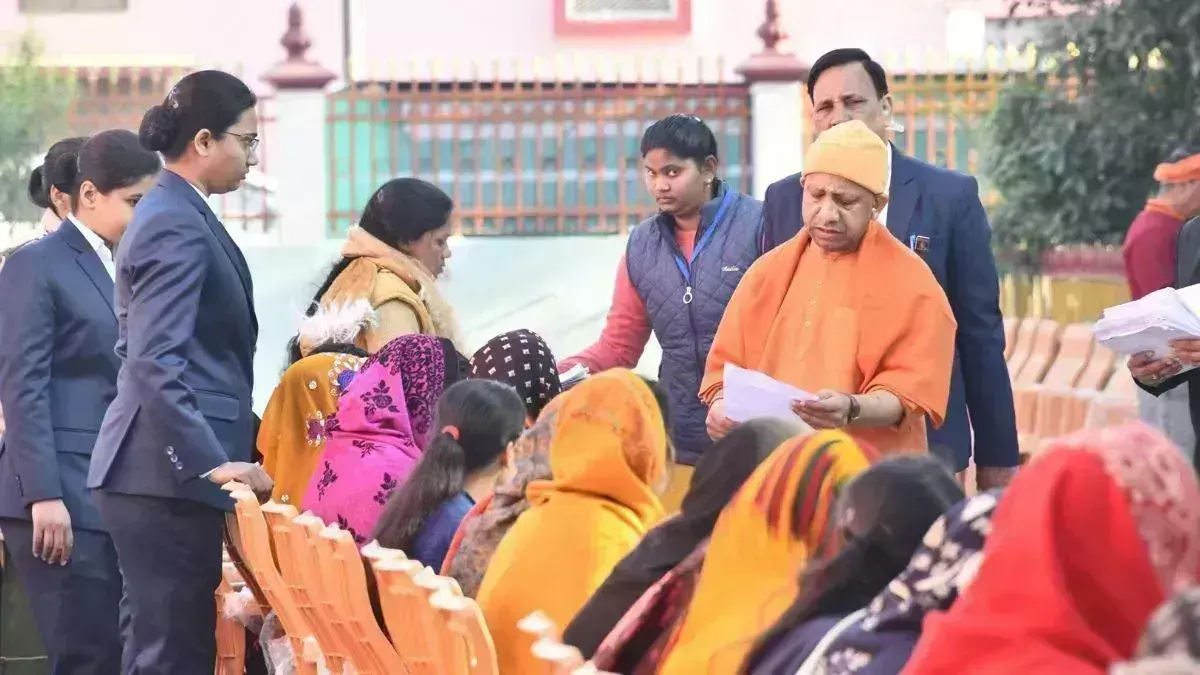 Gorakhpur: महाशिवरात्रि पर सीएम योगी ने जनता दर्शन में सुनीं समस्याएं Gorakhpur: महाशिवरात्रि पर सीएम योगी ने जनता दर्शन में सुनीं समस्याएं