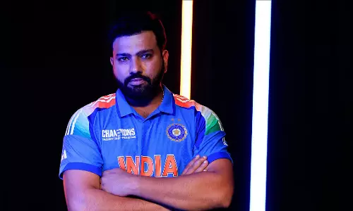 भारतीय कप्तान रोहित शर्मा को दुबई में फैंस ने घेरा, देखें VIDEO