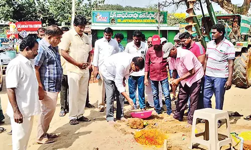 5 करोड़ रुपये की जमीन पर YSRCP कार्यालय के लिए भूमि पूजन समारोह