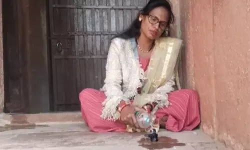 Agra: महिला पदाधिकारी मीरा राठौर ने ताजमहल के अंदर शिवलिंग रखकर गंगाजल से जलाभिषेक किया