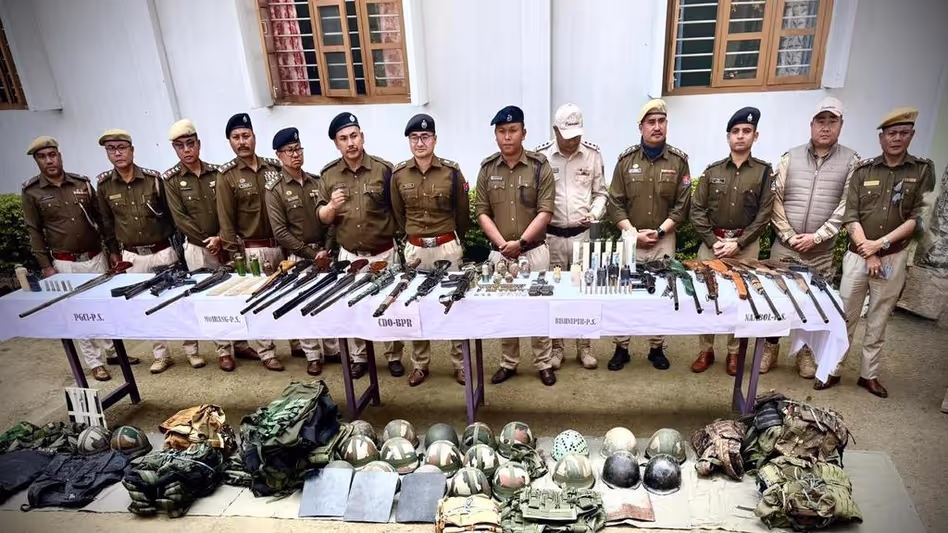 Manipur : विभिन्न जिलों में हथियारों का विशाल जखीरा आत्मसमर्पण किया गया