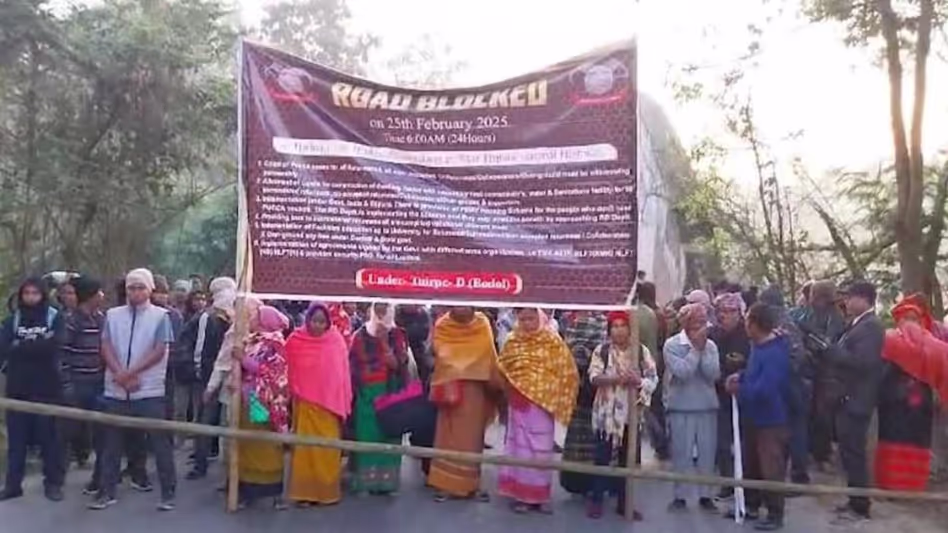 Tripura में आत्मसमर्पण करने वाले उग्रवादियों ने सरकार के आश्वासन के बाद राजमार्ग नाकाबंदी हटा ली Tripura में आत्मसमर्पण करने वाले उग्रवादियों ने सरकार के आश्वासन के बाद राजमार्ग नाकाबंदी हटा ली