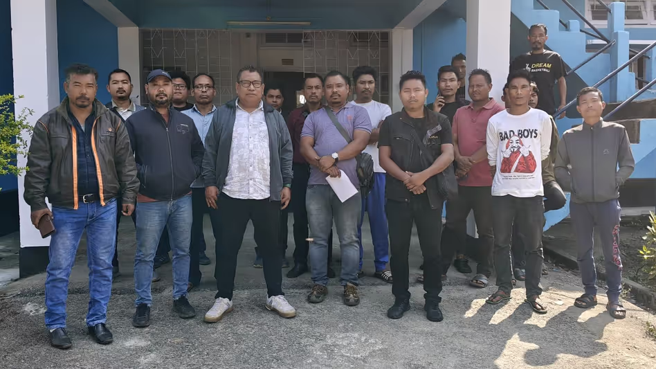 Meghalaya : चोकपोट में जल संकट बरकरार, स्थानीय लोग रुके हुए Meghalaya : चोकपोट में जल संकट बरकरार, स्थानीय लोग रुके हुए
