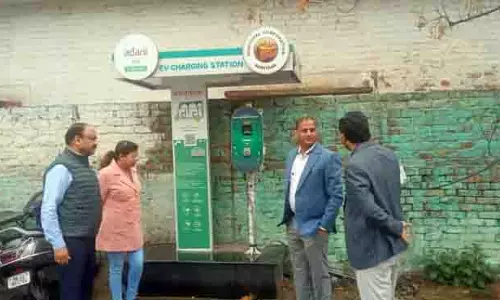 वरिष्ठ MC अधिकारियों ने शहर में EV चार्जिंग स्टेशनों के लिए स्थलों का निरीक्षण किया वरिष्ठ MC अधिकारियों ने शहर में EV चार्जिंग स्टेशनों के लिए स्थलों का निरीक्षण किया