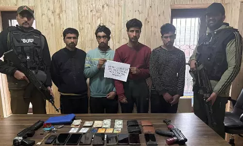 Jammu & Kashmir: पुलिस कमांडो बनकर हाईवे पर लूटपाट करने वाले श्रीनगर में गिरफ्तार Jammu & Kashmir: पुलिस कमांडो बनकर हाईवे पर लूटपाट करने वाले श्रीनगर में गिरफ्तार