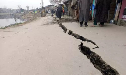 Jammu: हाजिन में सड़क पर दरारें आने से स्थानीय लोग घबरा गए