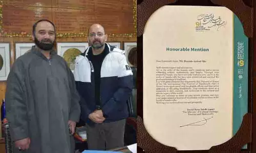 Kashmir के प्रसिद्ध पेपर माचे शिल्पकार को वैश्विक समारोह में पुरस्कार मिला Kashmir के प्रसिद्ध पेपर माचे शिल्पकार को वैश्विक समारोह में पुरस्कार मिला