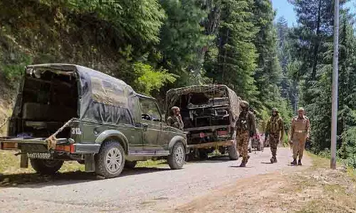 Rajouri में नियंत्रण रेखा के पास आतंकवादियों ने सेना के वाहन पर गोलीबारी की