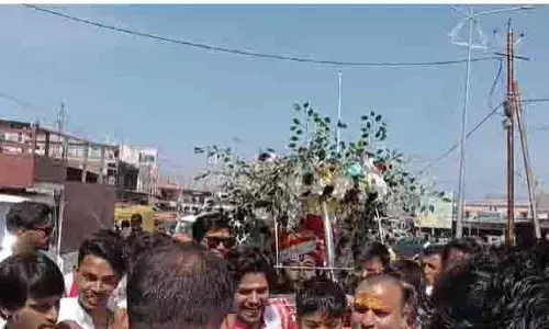 गाजेबाजों के बीच निकली भगवान शिव की बारात डोली में विराजित कर निकाली बाबा महाकाल की शाही सवारी